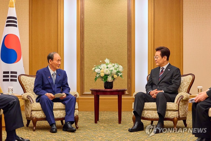 李<b>대통령</b>, <b>스가</b> 전 日총리 <b>접견</b>…"한일 함께해야 더큰 공동이익"