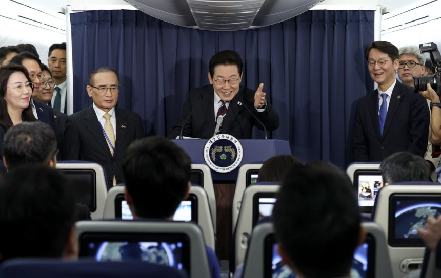 이재명 대통령, 공군 1호기 기내 간담회 (공군1호기=연합뉴스) 홍해인 기자 = 이재명 대통령이 24일(현지시간) 일본 도쿄 하네다공항 이륙 뒤 미국 워싱턴DC로 향하는 공군 1호기 기내에서 기자간담회를 하고 있다.