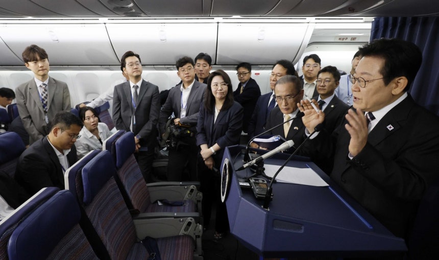 이재명 대통령, 공군 1호기 기내 간담회 (공군1호기=연합뉴스) 홍해인 기자 = 이재명 대통령이 24일(현지시간) 일본 도쿄 하네다공항 이륙 뒤 미국 워싱턴DC로 향하는 공군 1호기 기내에서 기자간담회를 하고 있다.