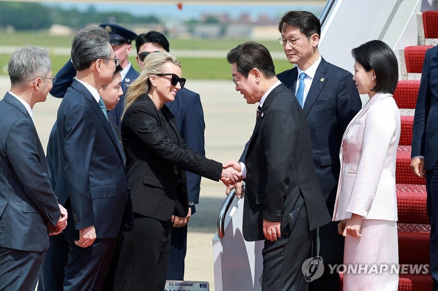 이재명 대통령 부부 워싱턴 도착
(워싱턴=연합뉴스) 홍해인 기자 = 이재명 대통령과 김혜경 여사가 24일(현지시간) 미국 워싱턴DC 인근 앤드루스 합동기지에 도착해 영접 나온 미국 측 애비 존스 부의전장과 인사하고