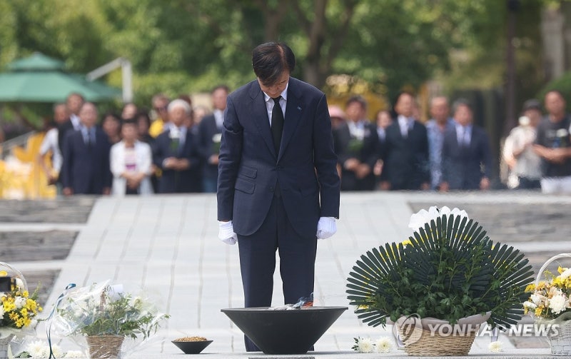 <b>조국</b>, <b>노무현 묘역 참배</b>…"호남 일정, 지방선거용 아냐"