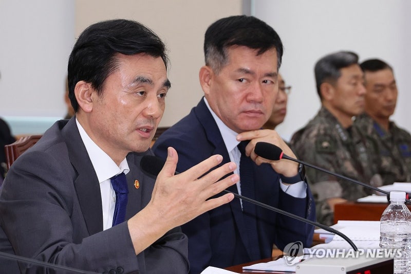 답변하는 <b>안규백 국방부 장관</b>
