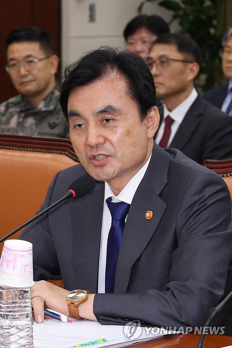 답변하는 <b>안규백 국방부 장관</b>