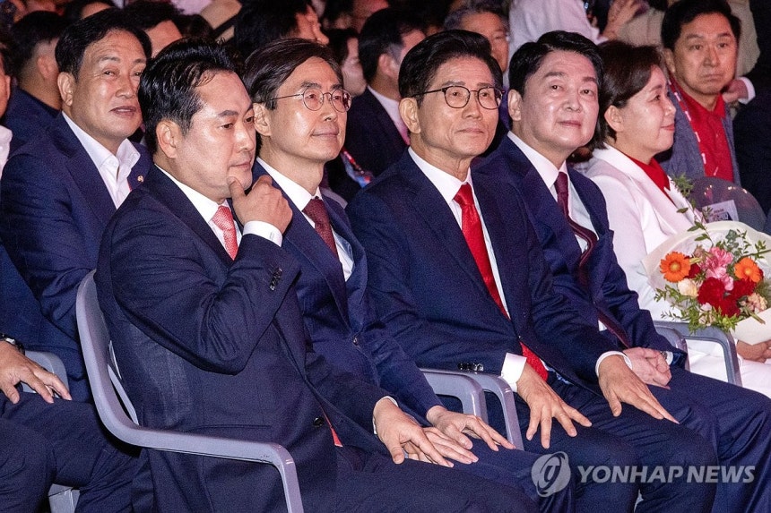 개표 결과 기다리는 당대표 후보들 (청주=연합뉴스) 황광모 기자 = 국민의힘 장동혁(왼쪽부터), 조경태, 김문수, 안철수 당대표 후보가 22일 오후 충북 청주시 오스코에서 열린 제6차 전당대회에서 개표 결과를 기다리