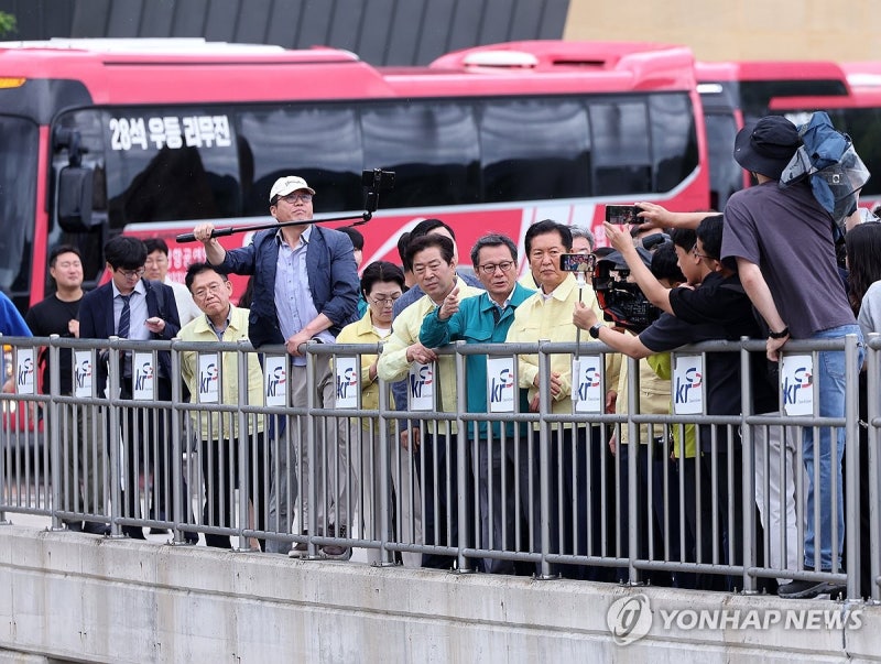 강릉시 <b>가뭄</b> 현장 찾은 <b>정청래</b> 대표