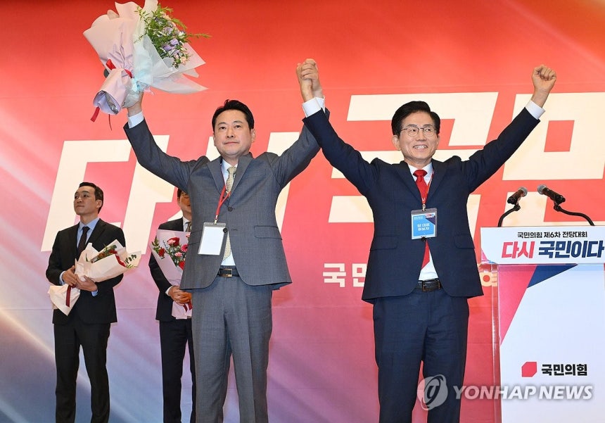 국민의힘 당 대표에 장동혁 당선 (서울=연합뉴스) 국민의힘 장동혁 신임 당대표가 26일 서울 여의도 국회도서관에서 열린 제6차 전당대회 결선에서 당대표로 선출된 뒤김문수 후보와 함께 인사하고 있다. 2025.8.26