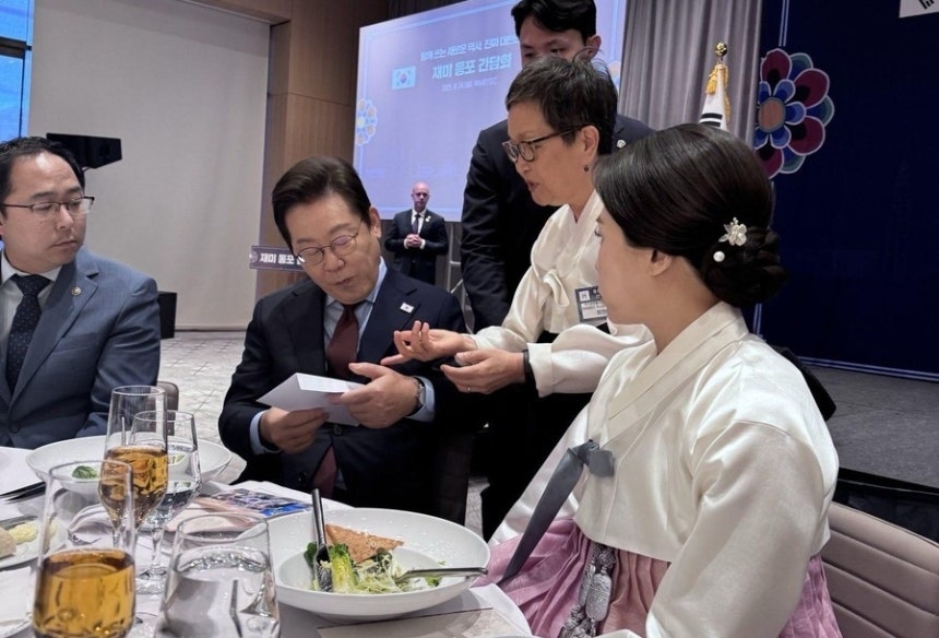 이재명 대통령에게 편지 전달하는 한인단체 관계자 (워싱턴=연합뉴스) 이재명 대통령이 지난 24일(현지시간) 워싱턴 DC에서 동포 간담회를 진행하던 도중에 미주한인봉사교육단체협의회(미교협) 나눔터 최인혜 사무총장이 이