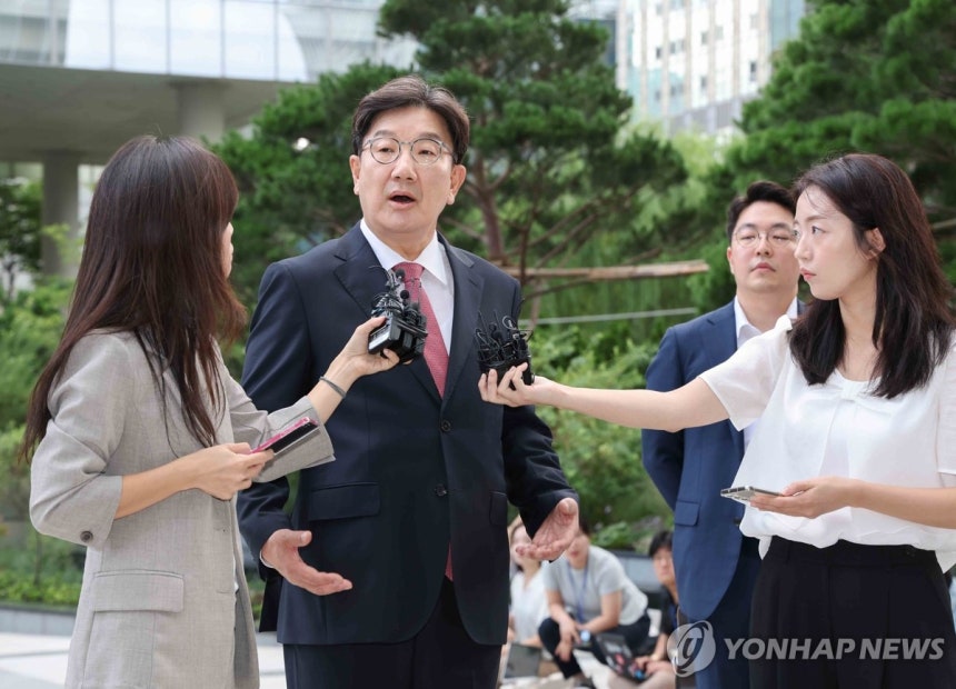 특검 출석하는 권성동 의원 (서울=연합뉴스) 임화영 기자 = 통일교 청탁 의혹을 받는 국민의힘 권성동 의원이 27일 서울 종로구 KT광화문빌딩에 마련된 김건희 여사 관련 의혹을 수사하는 민중기 특별검사팀 사무실에 피