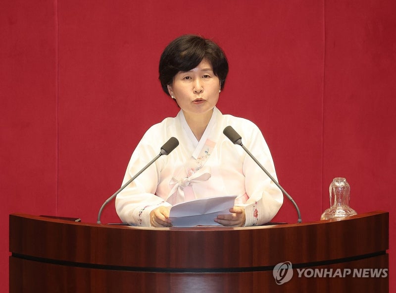 <b>한복</b>입은 <b>백혜련</b> 의원