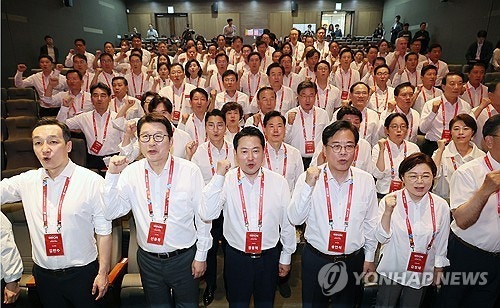 국힘 <b>장동혁</b>號 첫 <b>연찬회</b>…"李정권과 전쟁 <b>출정식</b>, 죽을 각오로"