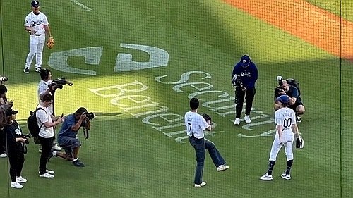 'LA 슈퍼스타' <b>손흥민</b>, 다저스 홈경기서 시구…팬들 "쏘니" 환호(종합)