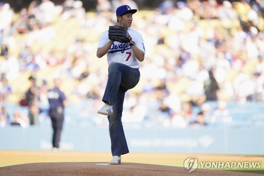 27일(현지시간) LA 다저스 홈경기서 시구하는 손흥민 [AP=연합뉴스. 재판매 및 DB 금지]