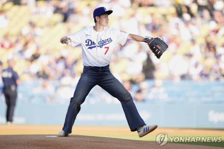 27일(현지시간) LA 다저스 홈경기서 시구하는 손흥민  [AP=연합뉴스. 재판매 및 DB 금지]