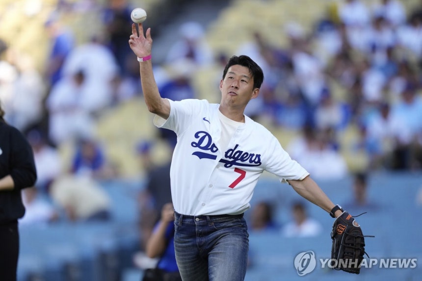 27일(현지시간) LA 다저스 홈경기서 시구하는 손흥민  [AP=연합뉴스. 재판매 및 DB 금지]
