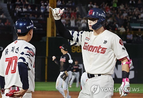 데뷔 5년 만에 첫 선발 등판 kt 문용익, 5<b>이닝</b> 8K <b>무실점</b>(종합)
