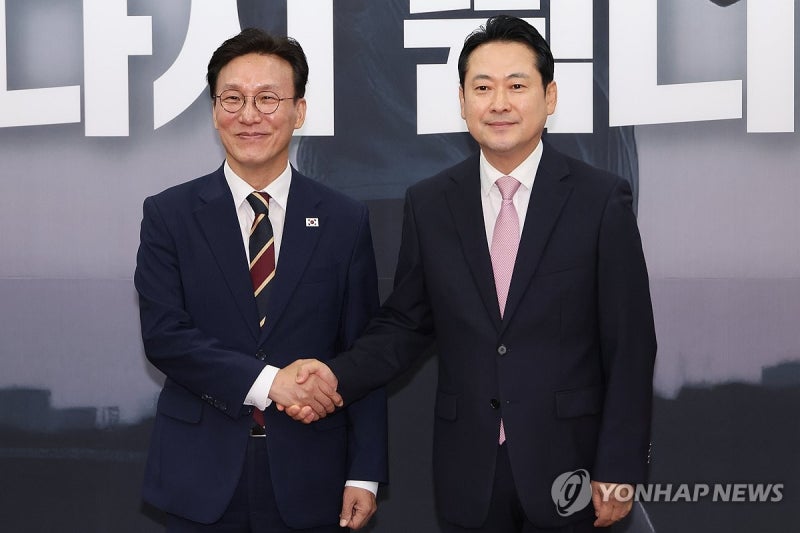 <b>장동혁 대표</b>와 악수하는 <b>김민석</b> 총리
