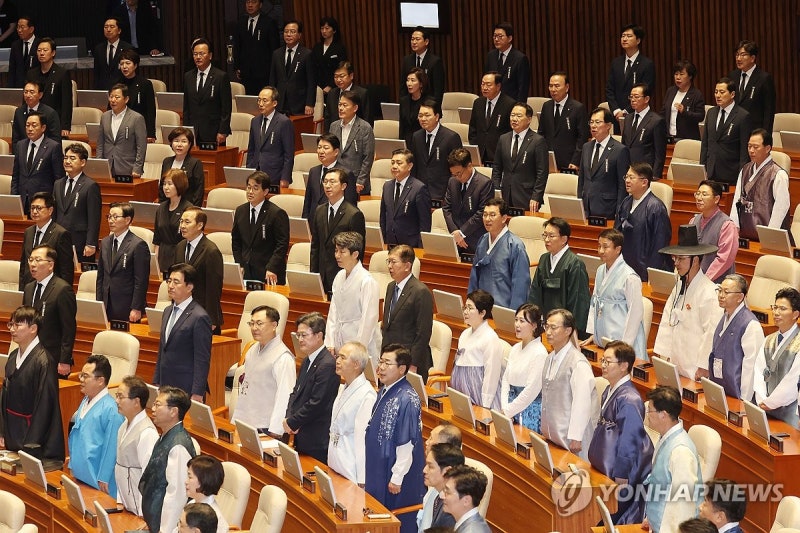 '<b>한복</b>' 민주 vs '<b>상복</b>' 국힘…<b>국회</b> 개회식 복장까지 대치양상