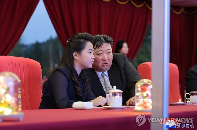 [속보] 국정원 "<b>김정은</b> <b>방중</b>에 <b>딸 주애</b> 동반한 것으로 보여"