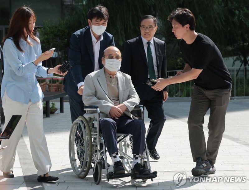 '나토 목걸이 인사청탁' 서희건설 <b>이봉관</b> 회장, <b>김건희특검</b> 출석