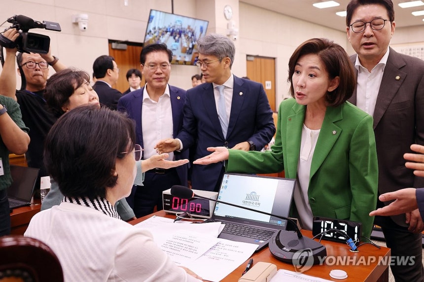추미애 위원장에게 항의하는 나경원 의원 (서울=연합뉴스) 박동주 기자 = 2일 서울 여의도 국회에서 열린 법제사법위원회 전체회의에서 국민의힘 나경원 의원등이 추미애 위원장의 회의 진행 방식에 항의하고 있다. 2025
