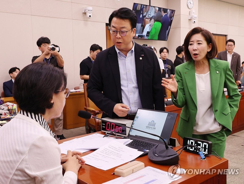 <b>추미애</b> 위원장에게 <b>항의</b>하는 <b>나경원</b> 의원