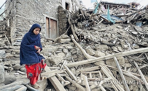 '1400명 사망' 아프간 지진 생존자 "이렇게 많은 시신 처음 봐"