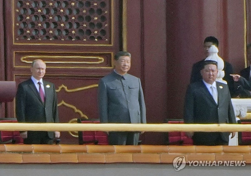 [中전승절] 서로에게 몸 기울이며 '밀착 대화'한 시진핑·<b>김정은</b>