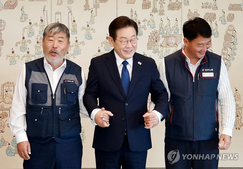 <b>양대노총</b> 위원장 만난 이재명 <b>대통령</b>