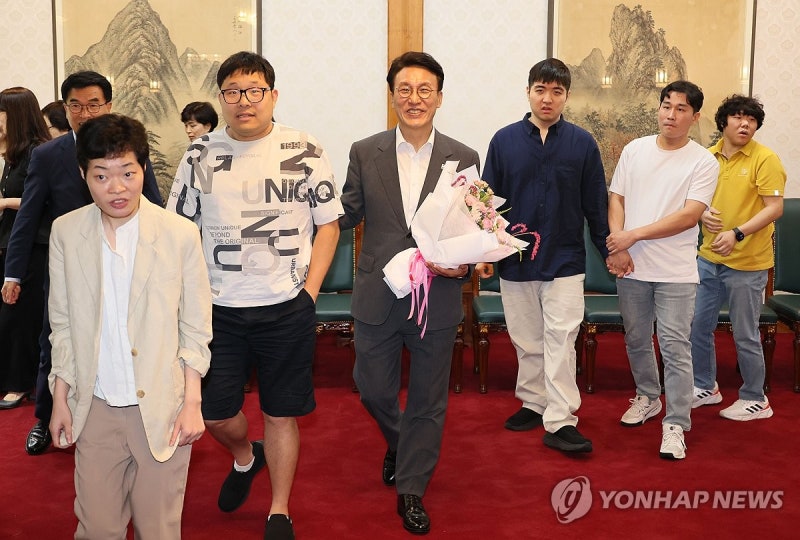 <b>발달장애인 가족 초청</b>한 <b>김민석</b> 총리