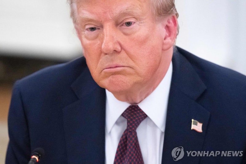 <b>트럼프</b> "美에 공장 안지으면 '꽤 상당한' 반도체 <b>관세</b>…곧 발표"(종합)