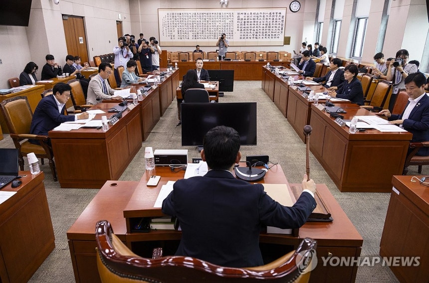 국회 법사위, 법안심사 1소위 개회 (서울=연합뉴스) 황광모 기자 = 국회 법제사법위원회 제1소위 위원장인 더불어민주당 김용민 의원이 25일 국회에서 열린 법사위 법안심사 제1소위원회를 개회하고 있다.      이날