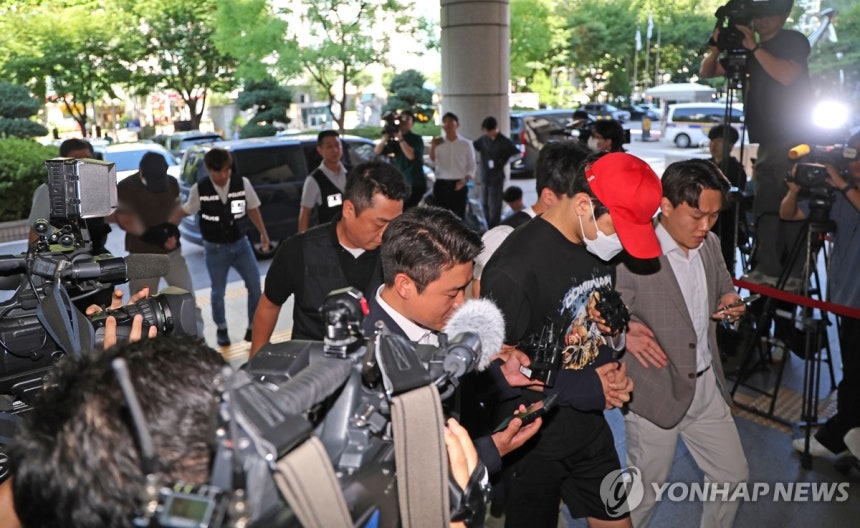 서대문 초등생 유괴미수 일당, 영장실질심사 (서울=연합뉴스) 류영석 기자 = 서울 서대문구 한 초등학교 인근에서 아동을 납치하려 한 20대 남성 일당이 5일 서울 마포구 서울서부지방법원에서 열린 구속 전 피의자 심문