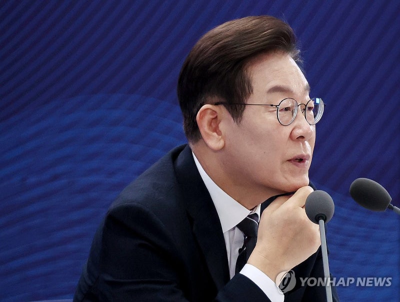 李대통령 "<b>바이오산업</b> 규제 완화에 열린 접근…인증절차도 속도"