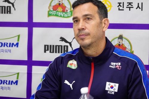 '<b>VNL 강등</b>' 모랄레스 女<b>배구</b> 감독 계약 종료…협회 새 감독 공모