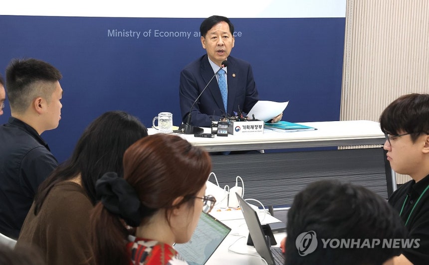 구윤철 부총리 겸 기획재정부 장관, 기자 간담회(세종=연합뉴스) 배재만 기자 = 구윤철 부총리 겸 기획재정부 장관이 8일 정부세종청사 기재부 기자실에서 기자 간담회를 열고 있다. 2025.9.8 scoop@yna.