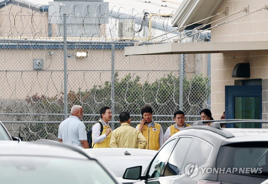 ICE와 교섭 마치고 이동하는 현장 대책반 (포크스턴<미국 조지아주>=연합뉴스) 윤동진 기자 = 8일(현지시간) 미국 당국의 이민단속으로 체포된 현대차-LG엔솔 배터리공장 건설 현장 직원들이 수감돼 있는