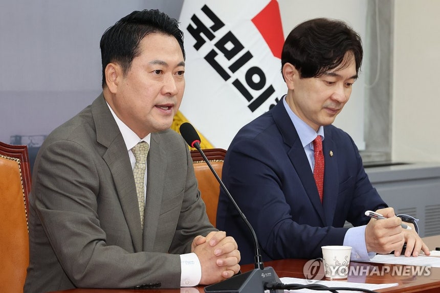 정청래 교섭단체대표 연설 비판하는 장동혁 대표 (서울=연합뉴스) 김주성 기자 = 국민의힘 장동혁 대표가 9일 서울 여의도 국회에서 더불어민주당 정청래 대표의 본회의 교섭단체대표 연설에 대해 비판하고 있다. 2025.