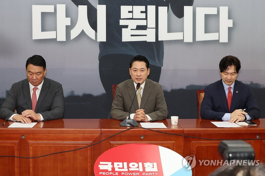 정청래 교섭단체대표 연설 비판하는 장동혁 대표 (서울=연합뉴스) 김주성 기자 = 국민의힘 장동혁 대표가 9일 서울 여의도 국회에서 더불어민주당 정청래 대표의 본회의 교섭단체대표 연설에 대해 비판하고 있다. 2025.
