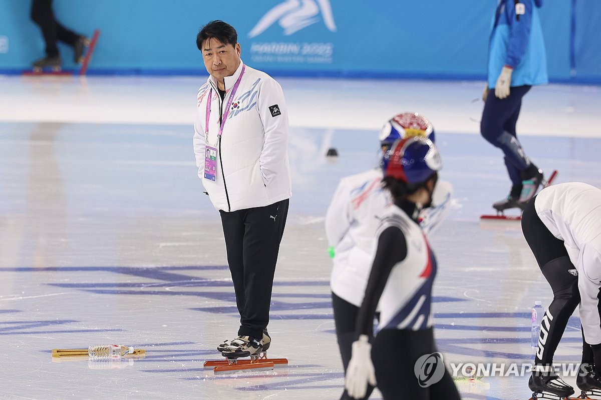 <b>쇼트트랙</b> 대표팀 <b>윤재명 감독 복귀</b>…올림픽 5개월 앞두고 정상화