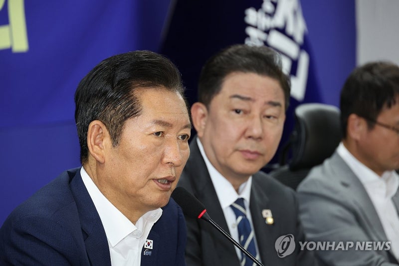 정청래 "<b>반도체특별법 조속</b>히 <b>통과</b>…주52시간 문제 해결 수순"(종합)