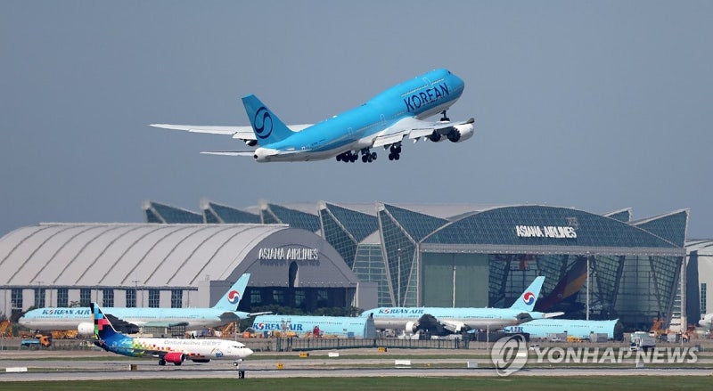 이륙하는 <b>미국 구금 한국인</b> 귀국편 <b>전세기</b>