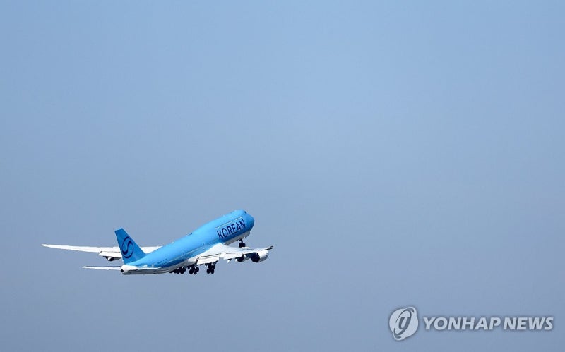 이륙하는 <b>미국 구금 한국인</b> 귀국편 <b>전세기</b>