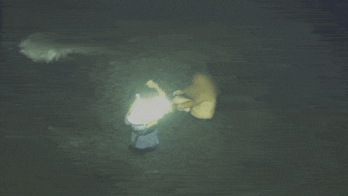 구명조끼 벗어주는 이재석 경장 [인천해양경찰서 제공. 재판매 및 DB 금지]