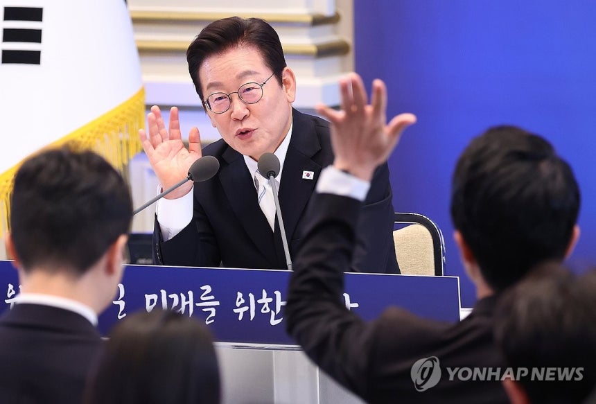 질문받는 이재명 대통령 (서울=연합뉴스) 김도훈 기자 = 이재명 대통령이 11일 청와대 영빈관에서 열린 취임 100일 기자회견 