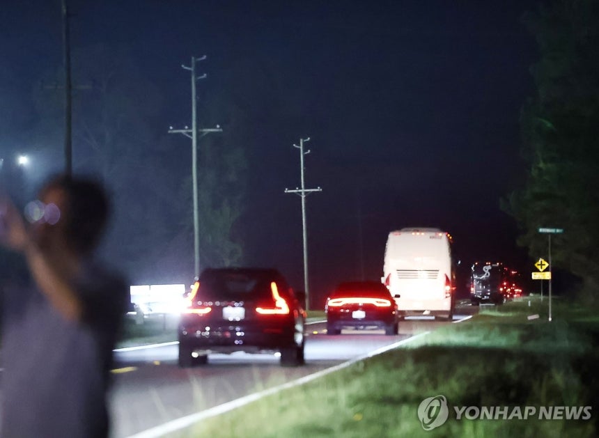 미 구금 한국 근로자, 귀국 위해 애틀란타 공항으로 (포크스턴[미국 조지아주]=연합뉴스) 윤동진 기자 = 이민단속으로 체포됐던 현대차-LG엔솔 배터리공장 건설 현장 직원들을 태운 버스가 11일(현지시간) 미국 조지아