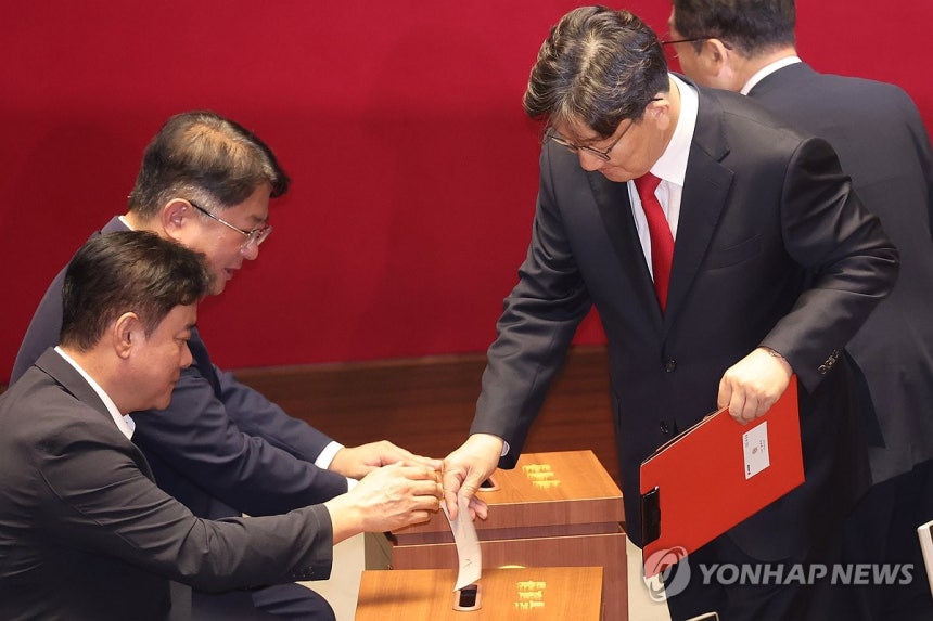 체포동의안 찬성 표결하는 권성동 의원 (서울=연합뉴스) 김주성 기자 = 불법 정치자금 수수 혐의를 받는 국민의힘 권성동 의원이 11일 국회 본회의에서 자신의 체포동의안에 대해 투표하고 있다. 불체포특권 포기 의사를