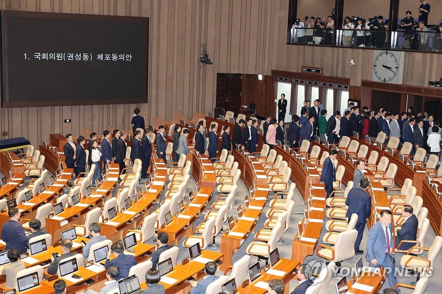 체포동의안 표결 불참한 국민의힘 의원들 (서울=연합뉴스) 김주성 기자 = 국민의힘 의원들이 11일 국회 본회의에서 권성동 의원 체포동의안에 대한 표결이 시작되자 본회의장에서 나가고 있다. 2025.9.11 utzza