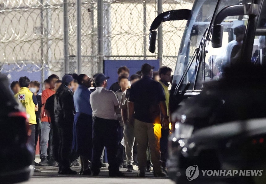 '기다리던 집으로' (포크스턴[미국 조지아주]=연합뉴스) 윤동진 기자 = 이민단속으로 체포됐던 현대차-LG엔솔 배터리공장 건설 현장 직원들이 애틀랜타 공항으로 향하기 위해 11일(현지시간) 미국 조지아주 포크스턴의