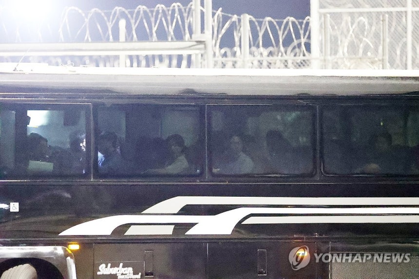 집으로 갈 준비하는 한국 근로자들 (포크스턴[미국 조지아주]=연합뉴스) 윤동진 기자 = 이민단속으로 체포됐던 현대차-LG엔솔 배터리공장 건설 현장 직원들이 애틀란타 공항으로 향하기 위해 11일(현지시간) 미국 조지아