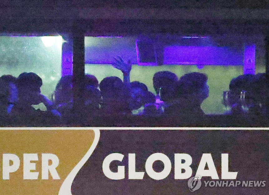 집으로 향하는 한국 근로자들 (포크스턴[미국 조지아주]=연합뉴스) 윤동진 기자 = 이민단속으로 체포됐던 현대차-LG엔솔 배터리공장 건설 현장 직원이 11일(현지시간) 미국 조지아주 포크스턴의 이민세관단속국(ICE)